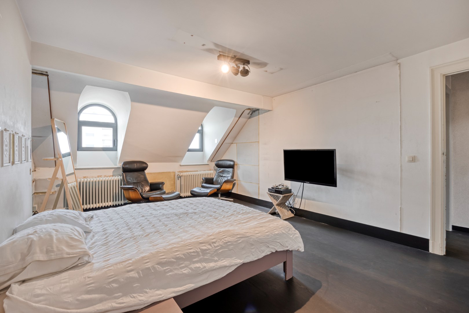 Prachtig herenhuis op de Tiensevest met mogelijkheid tot praktijkruimte - bewoonbare opp. 555 m&#178; 