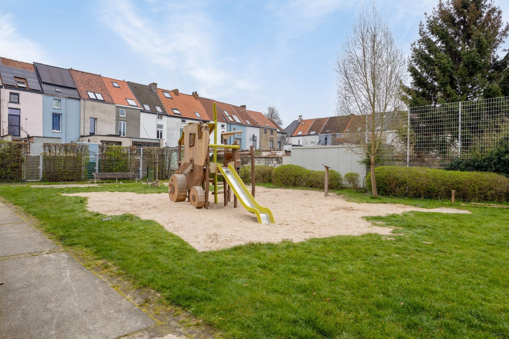 Gebouw met 3 gerenoveerde studio&#39;s nabij centrum 