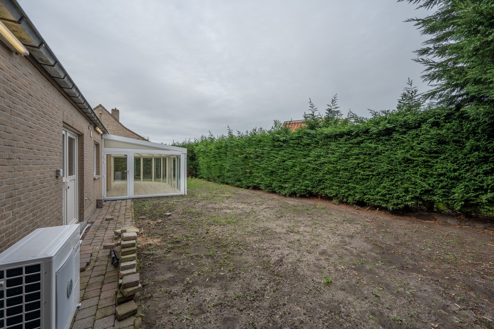 Maison individuelle spacieuse avec deux chambres, une salle de bains et un double garage int&#233;gr&#233; situ&#233;e dans la rue de l&#39;Aster &#224; Knokke. 