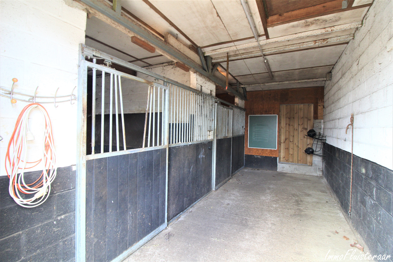 IN OPTIE - Woning met paardenstallen, aanhorigheden, buitenpiste en weiland op ca. 65a te Schaffen (Diest; Vlaams-Brabant) 