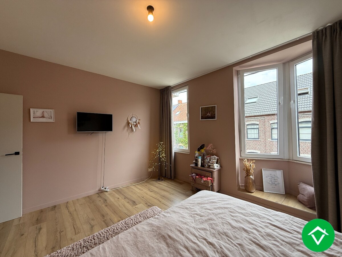Prachtig gerenoveerde rijwoning nabij het centrum met 3 slaapkamers, tuin en garage te Roeselare 