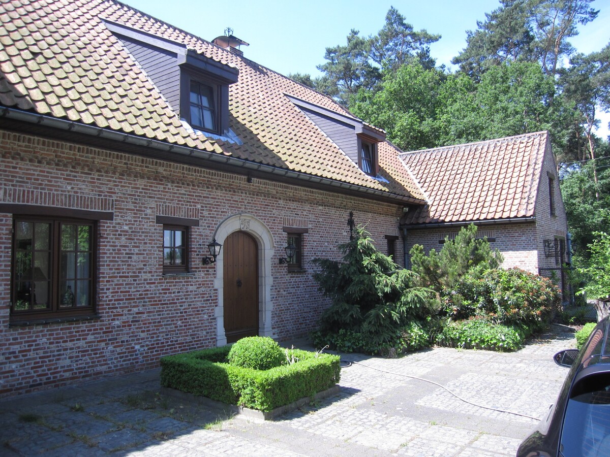 Hoeve met stallen, paddock en zwembad op 6.250m&#178; 