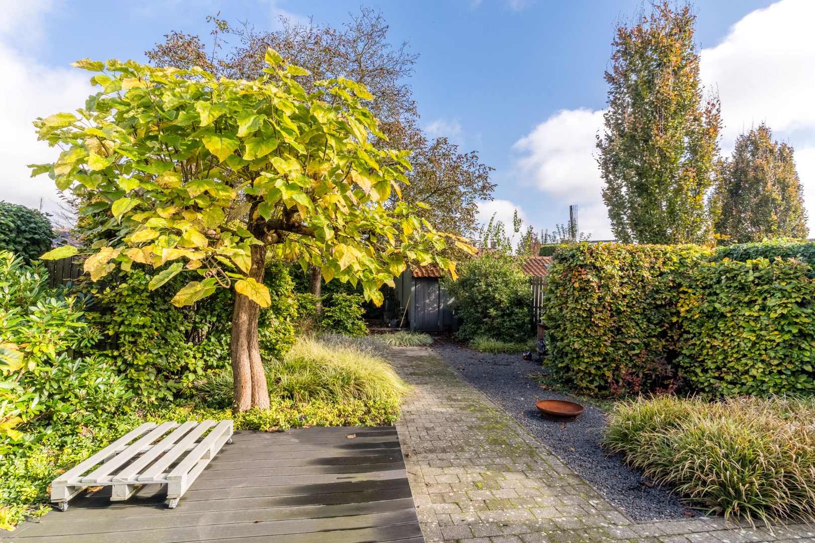 Smaakvol gemoderniseerde en uitgebouwde tweekapper met inpandige garage en diepe tuin. Energielabel C. 