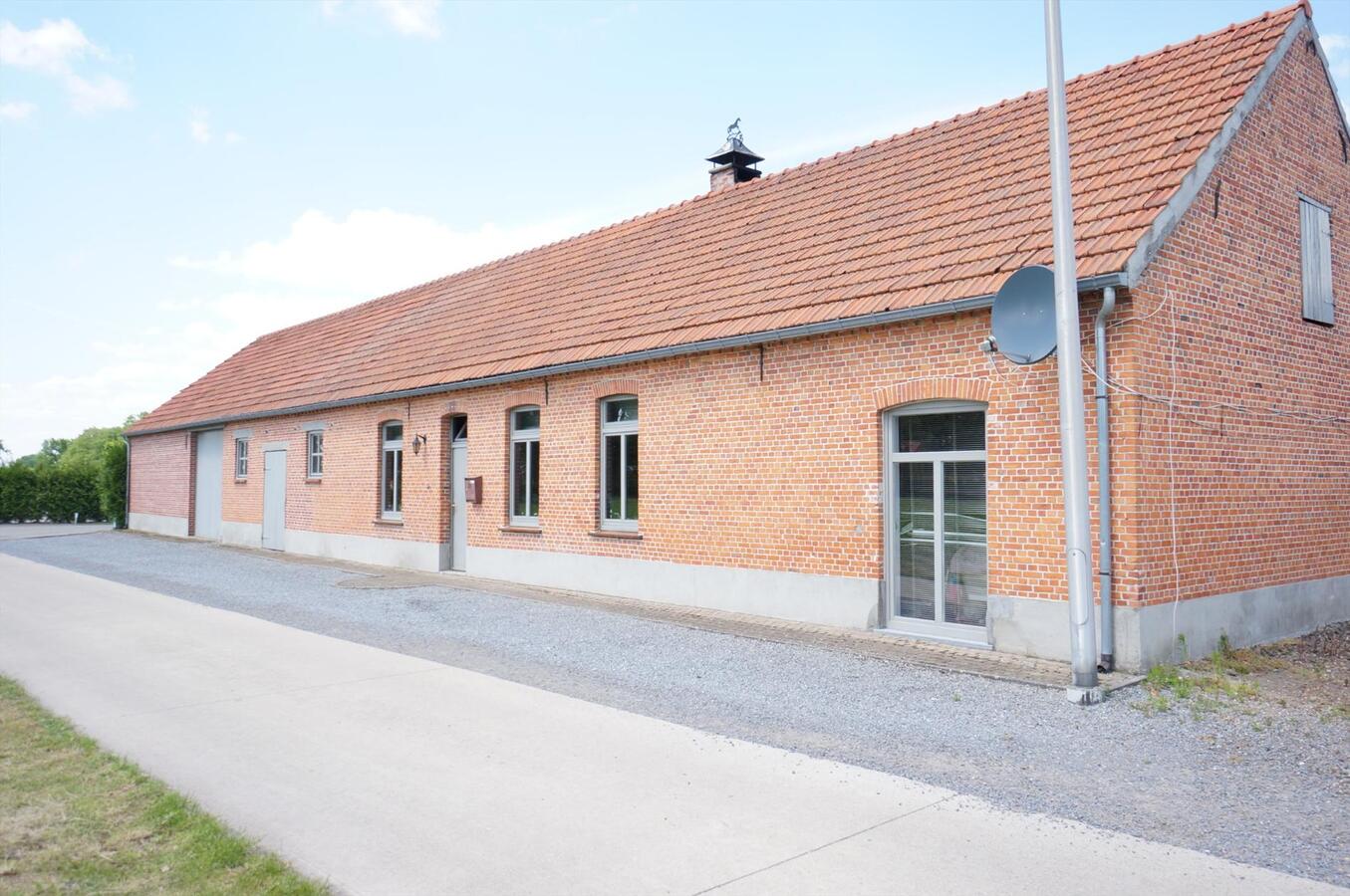 Hoeve met binnenpiste en stallen op ca. 3,36 ha te Lommel (Kerkhoven) 