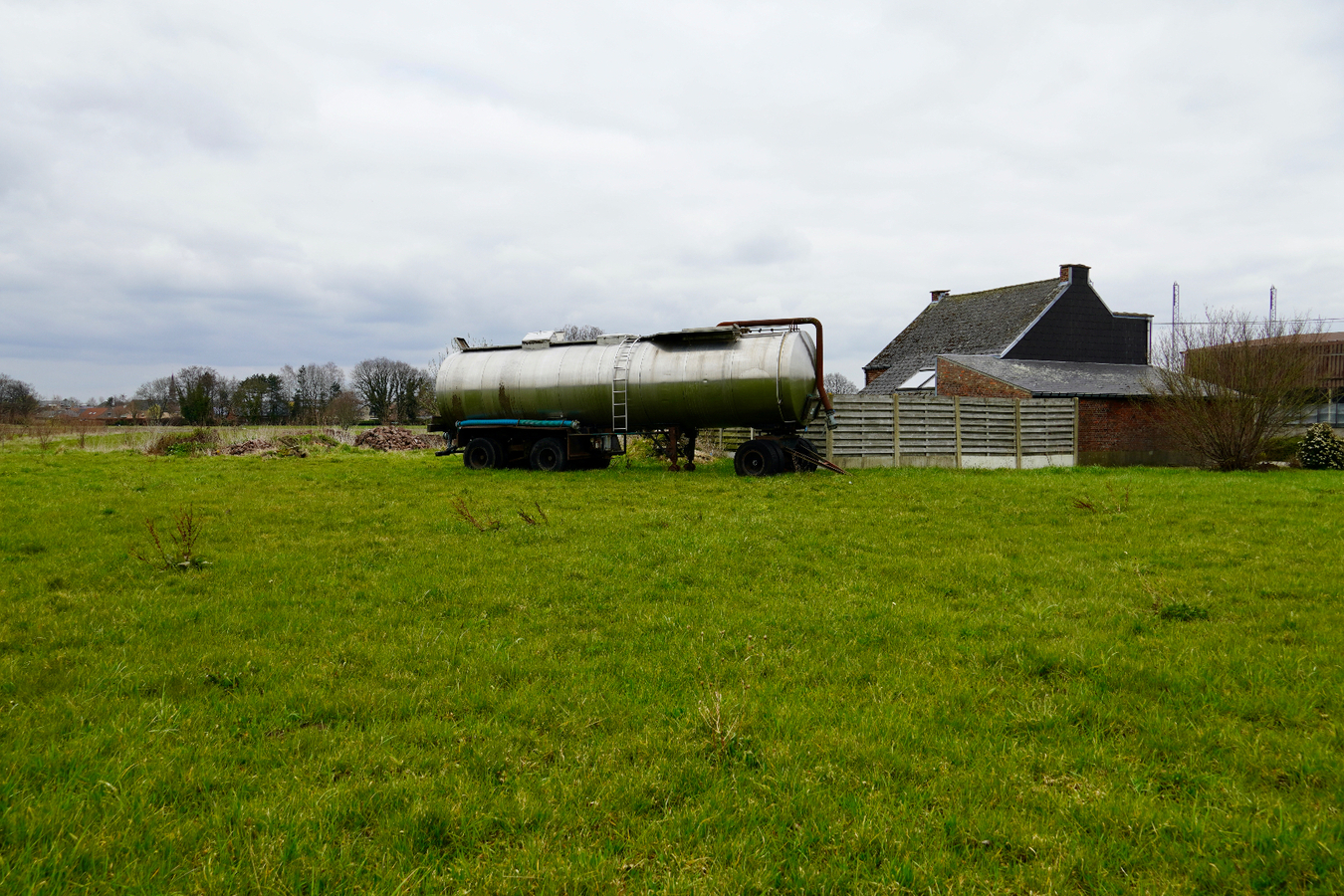 Rustig gelegen woning met schuur op ca. 2800 m&#178; te Koningshooikt 