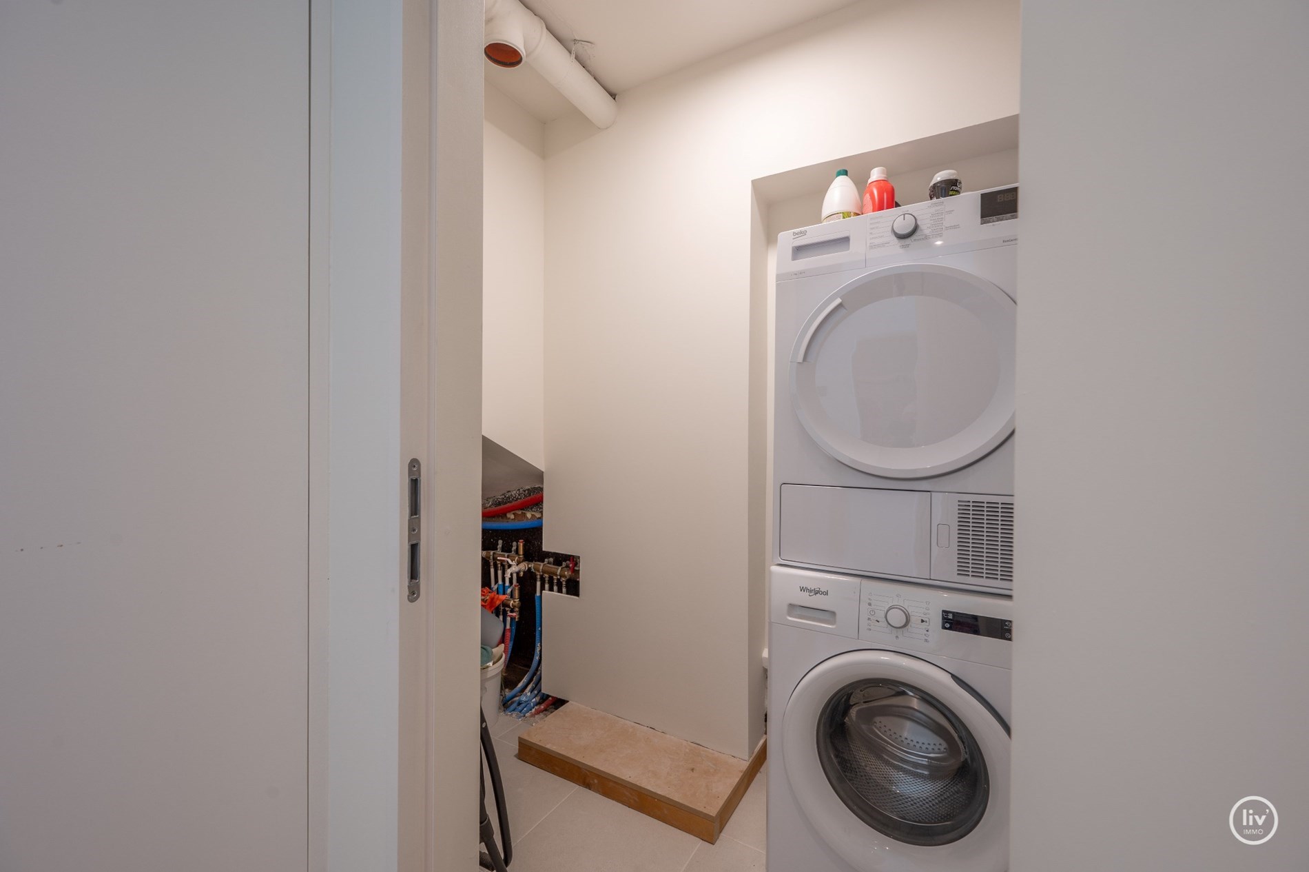 Prachtig, ruime en tevens r&#233;cente triplex (199 m2) in een zijstraat van de lippenslaan vlakbij de zeedijk te Knokke. 