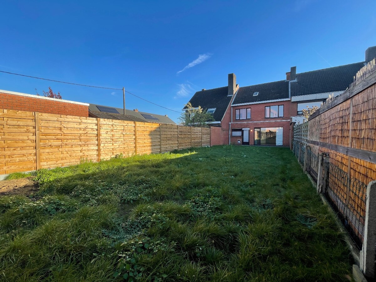 Stevige, gunstig gelegen woning met 3 slaapkamers, garage en tuin te Roeselare 