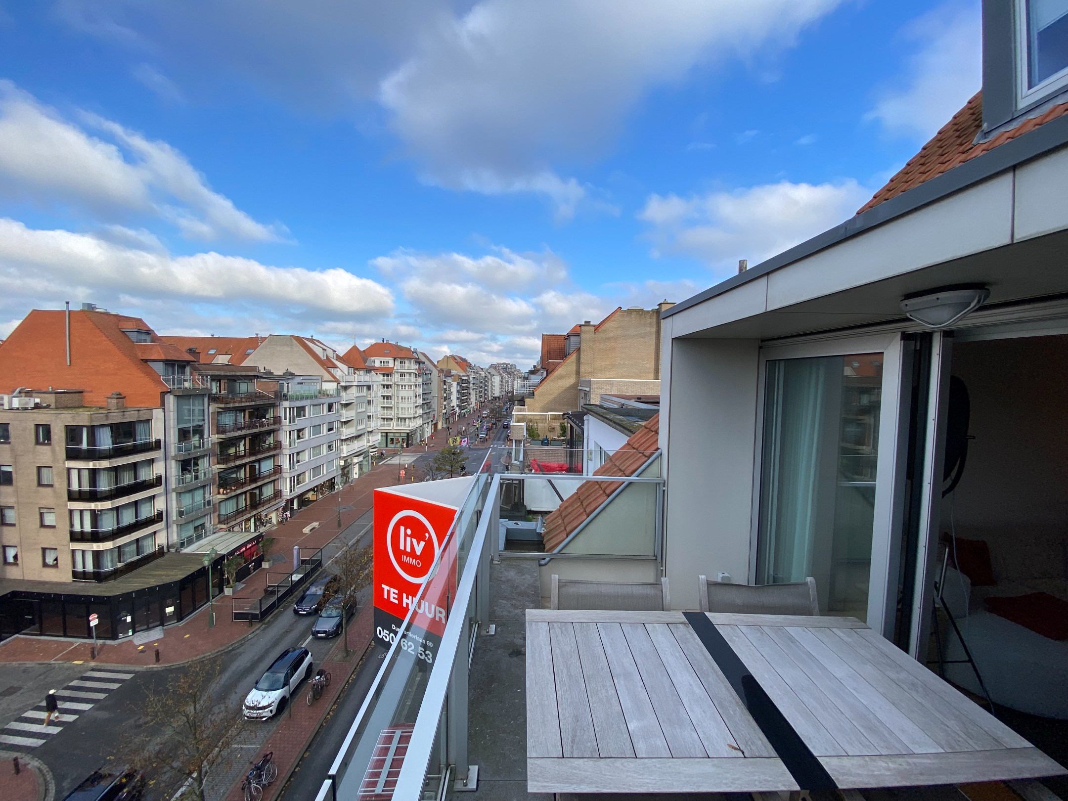 Meubl&#233; - Appartement en duplex avec 3 chambres &#224; coucher compl&#232;tes et deux grandes terrasses orient&#233;es vers le soleil avec des vues d&#233;gag&#233;es, situ&#233; du c&#244;t&#233; ensoleill&#233; de l&#39;avenue Lippens. 