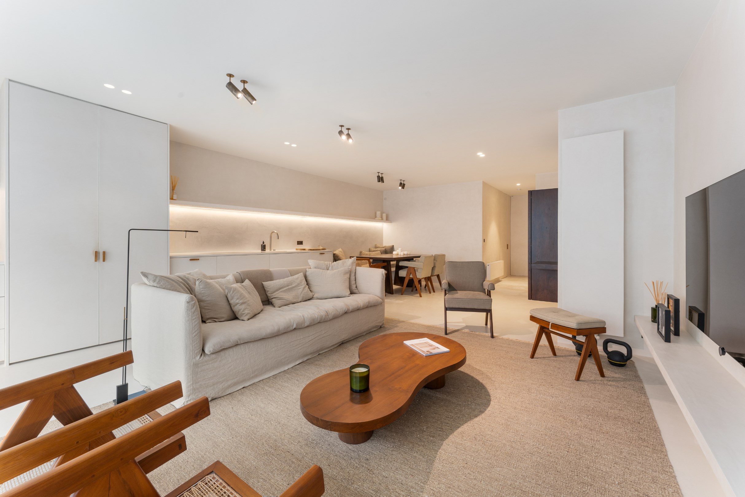 Bel appartement r&#233;nov&#233; situ&#233; du c&#244;t&#233; ensoleill&#233; de la Van Bunnenlaan &#224; Knokke, &#224; proximit&#233; de la digue. 