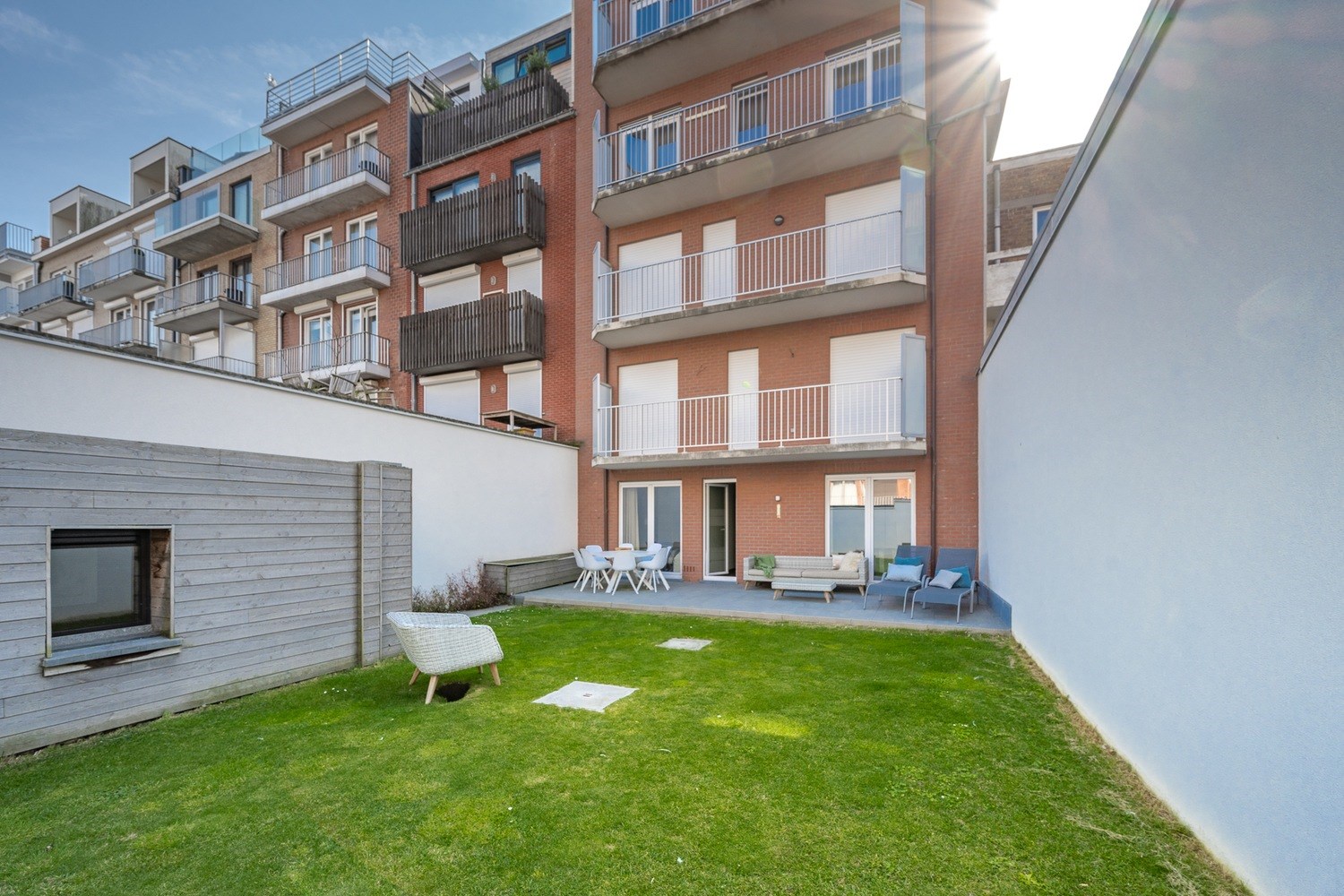 GEMEUBELD: Uniek, r&#233;cent gelijkvloersappartement met mooie zonnige tuin, centraal gelegen op de een topligging vlakbij de Dumortierlaan te Knokke 