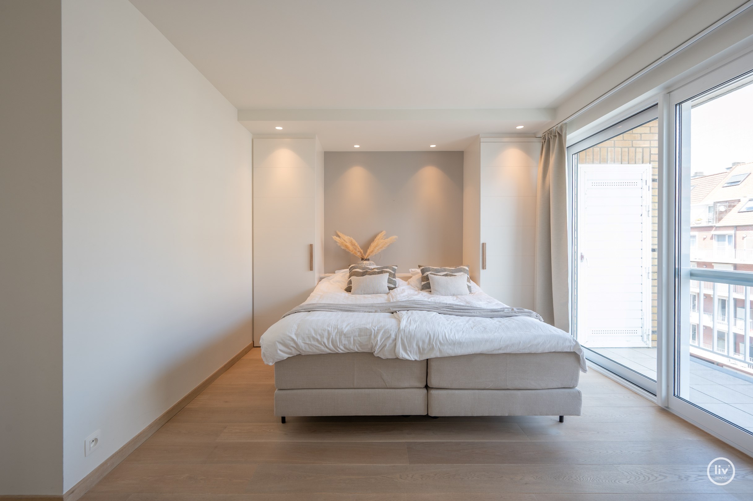 Prachtig instapklaar duplex-appartement met zonnige terrassen genietend van een open zicht en tevens zeezicht (Mogelijkheid tot aankoop van een inpandige garagebox). 