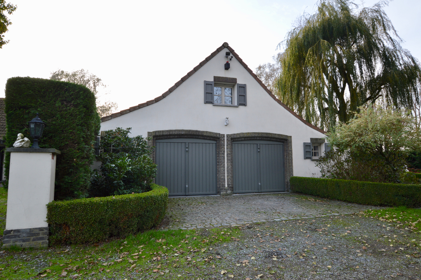 Idyllische hoeve op ca. 2,4ha met paardenstallen te Eernegem 