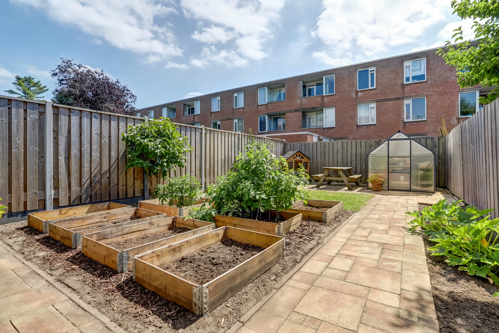 Instapklaar 5-kamer hoekwoning met 4 slaapkamers, moderne keuken en badkamer, ruime onderhoudsvriendelijke tuin en gelegen op EIGEN GROND! 