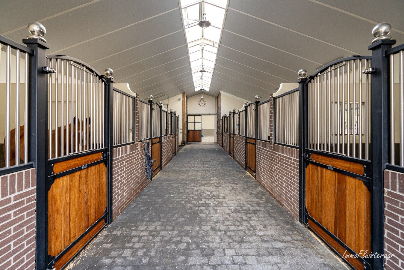 Unieke trainingsstal met prachtige villa op ca. 1 ha te Halle-Zoersel (Mogelijkheid tot aankoop extra weide) 