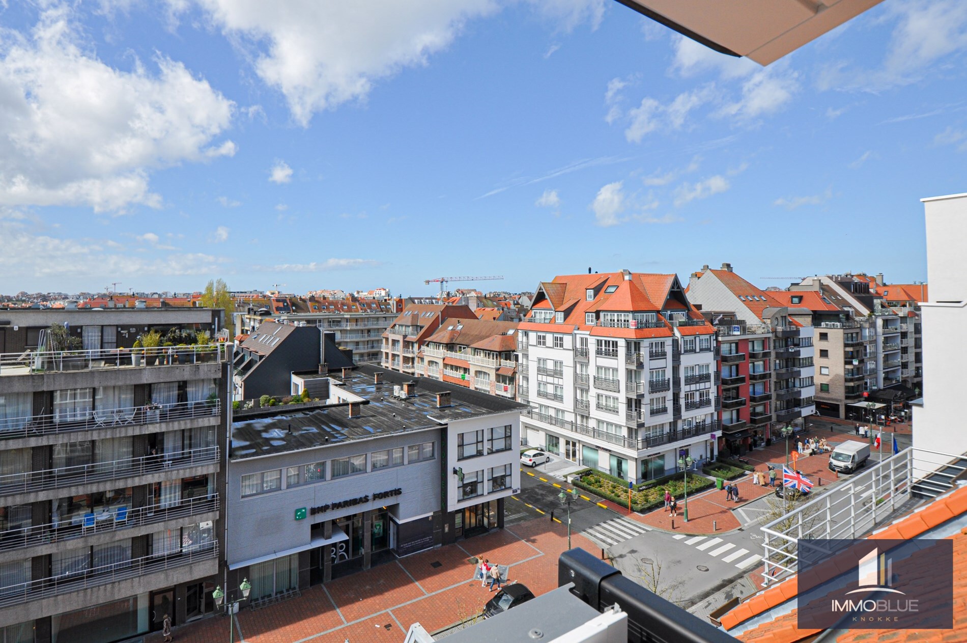 Appartement enti&#232;rement r&#233;nov&#233; avec une grande terrasse ensoleill&#233;e. 