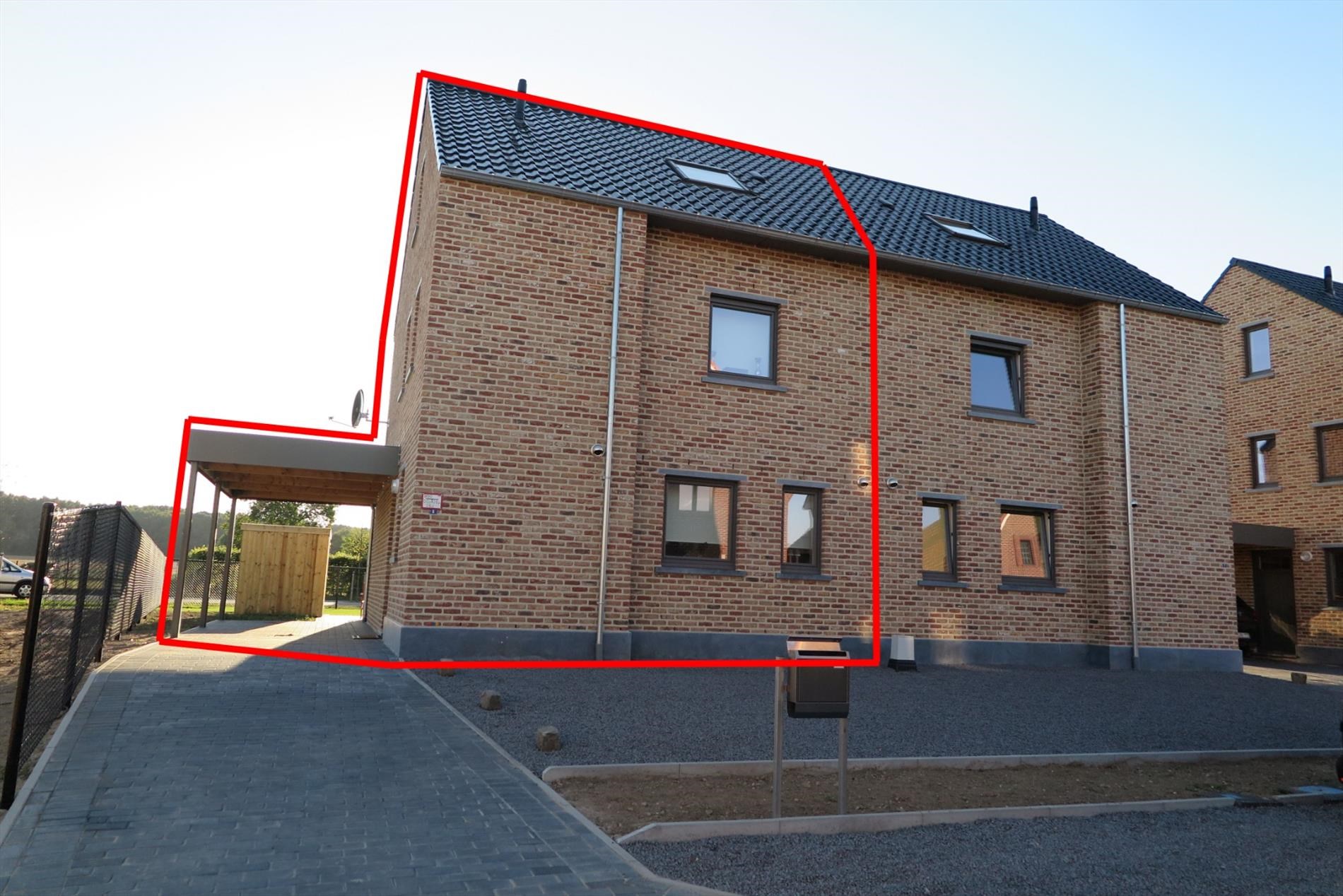 Halfvrijstaande nieuwbouwwoning met drie slaapkamers en carport 