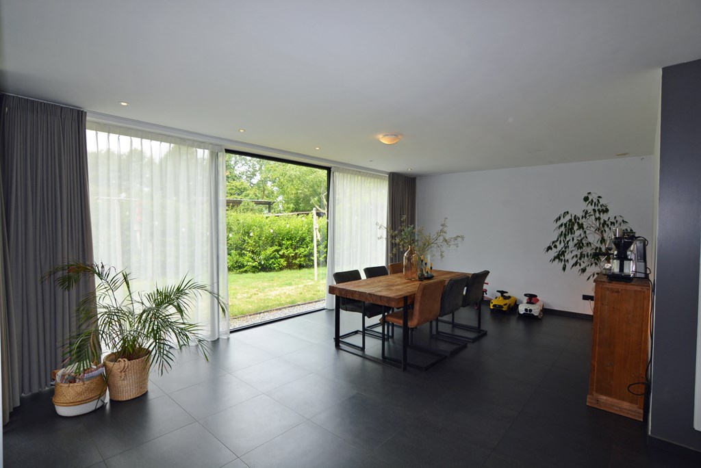 Moderne, energiezuinige woning met 4 slpks op 7a 7ca. 