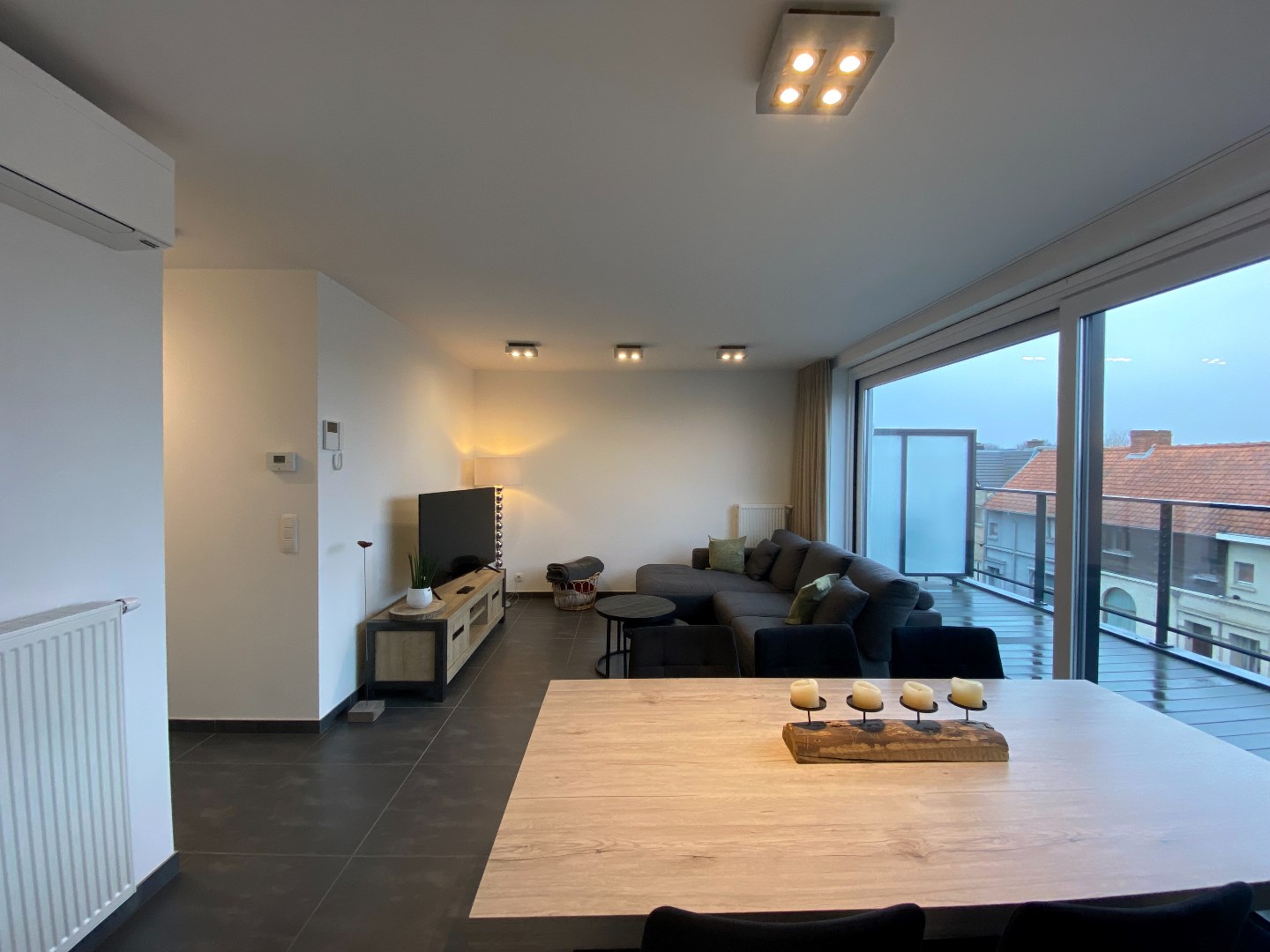 Instapklaar modern 2-slaapkamerappartement met autostaanplaats in hartje Waregem! 