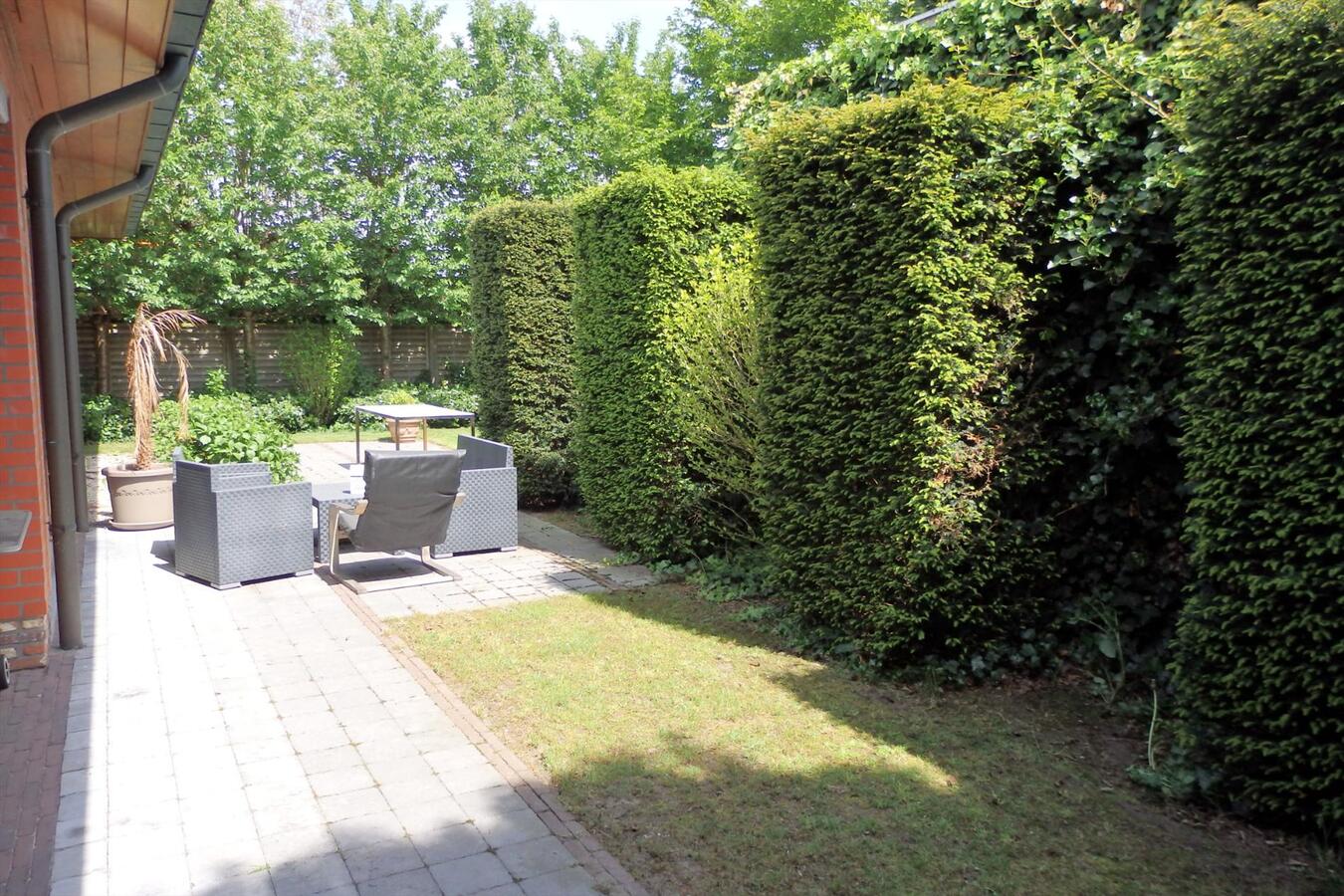 - VERHUURD - Ruime woning op gelijkvloers met garage en tuin te Lovendegem! 