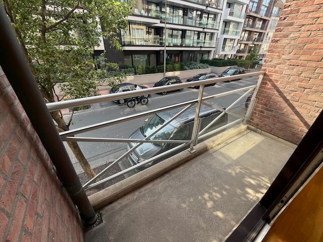Lichtrijk hoekappartement met twee volwaardige slaapkamers gelegen in het centrum van Knokke. 