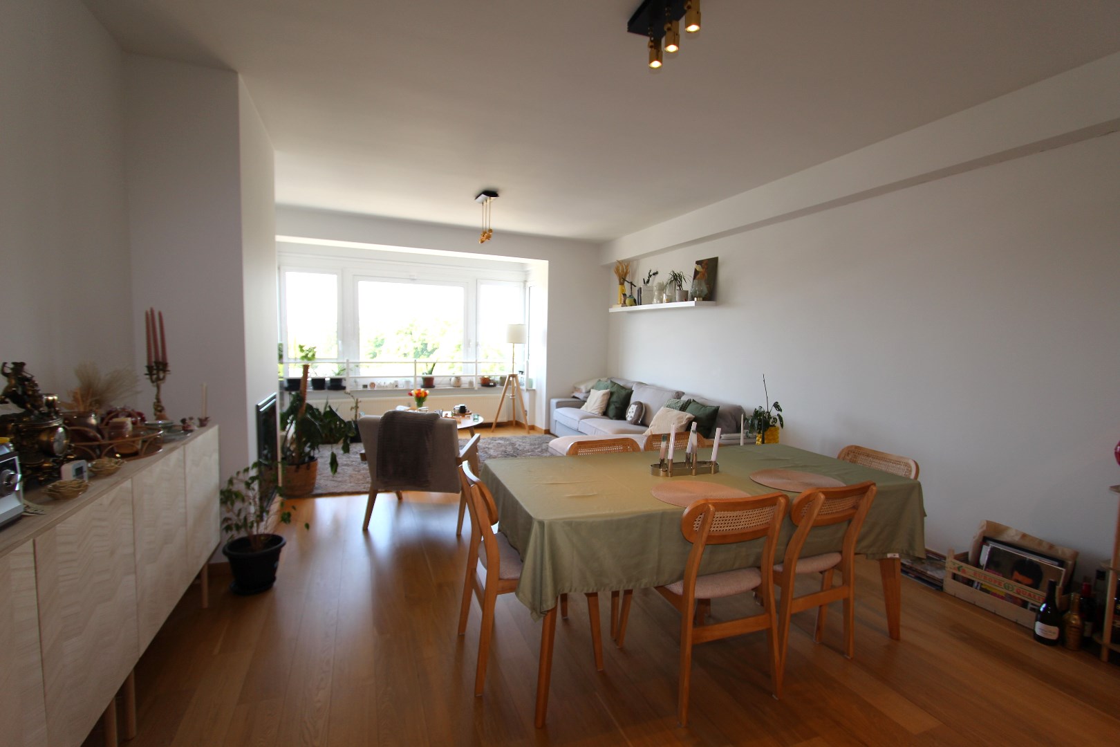 RUIM APPARTEMENT MET 3 SLAAPKAMERS 