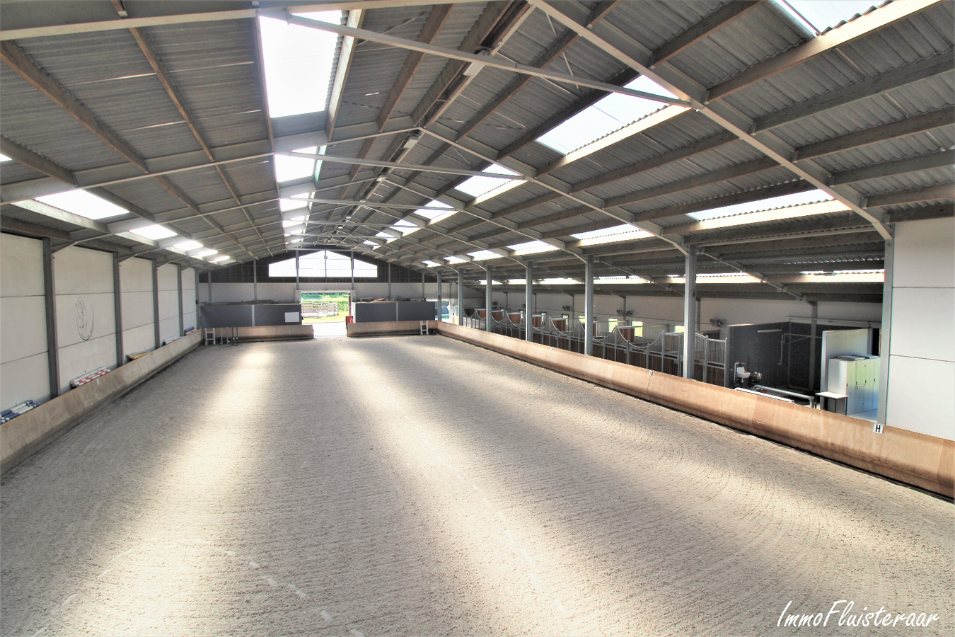 Professional recently built equestrian center on more than 3ha at Hannut (Luik/Li&#232;ge; Belgium) 