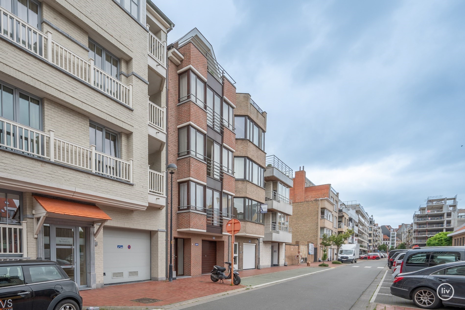 OPENDEURDAG 26/10 tussen 14 u en 16 u : Lichtrijk zuidgerichte duplex met 3 slaapkamers en een open zicht op enkele meters van het strand en de winkelstraten. 