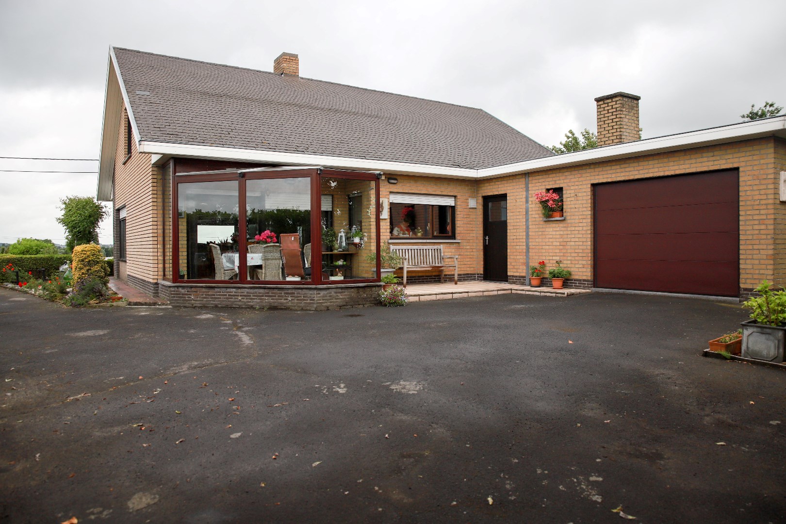 Grote alleenstaande woning met garage, werkplaats en tuin op 1.378 m&#178; 