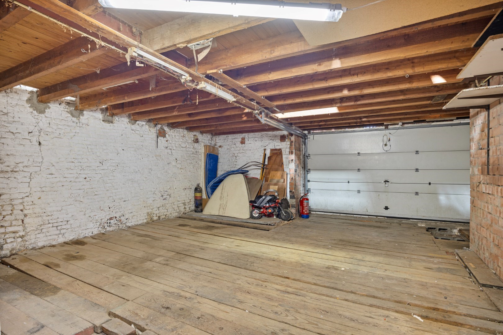 Halfopen hoekwoning met garage en dakterras op toplocatie in Kessel-Lo – renovatieproject met veel potentieel 