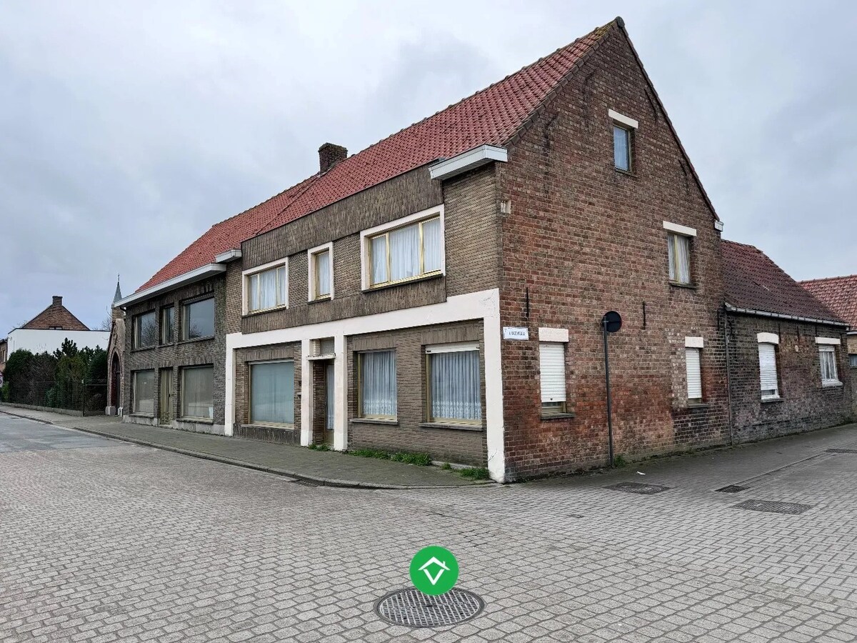 Te renoveren woning met 5  slaapkamers en bijhorend stuk bouwgrond te Koekelare 