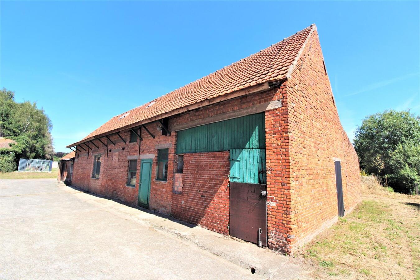 Recente woning met stalgebouw, grote schuur, buitenpiste en weilanden op ca. 1,23ha te Waasmunster (Oost-Vlaanderen) 