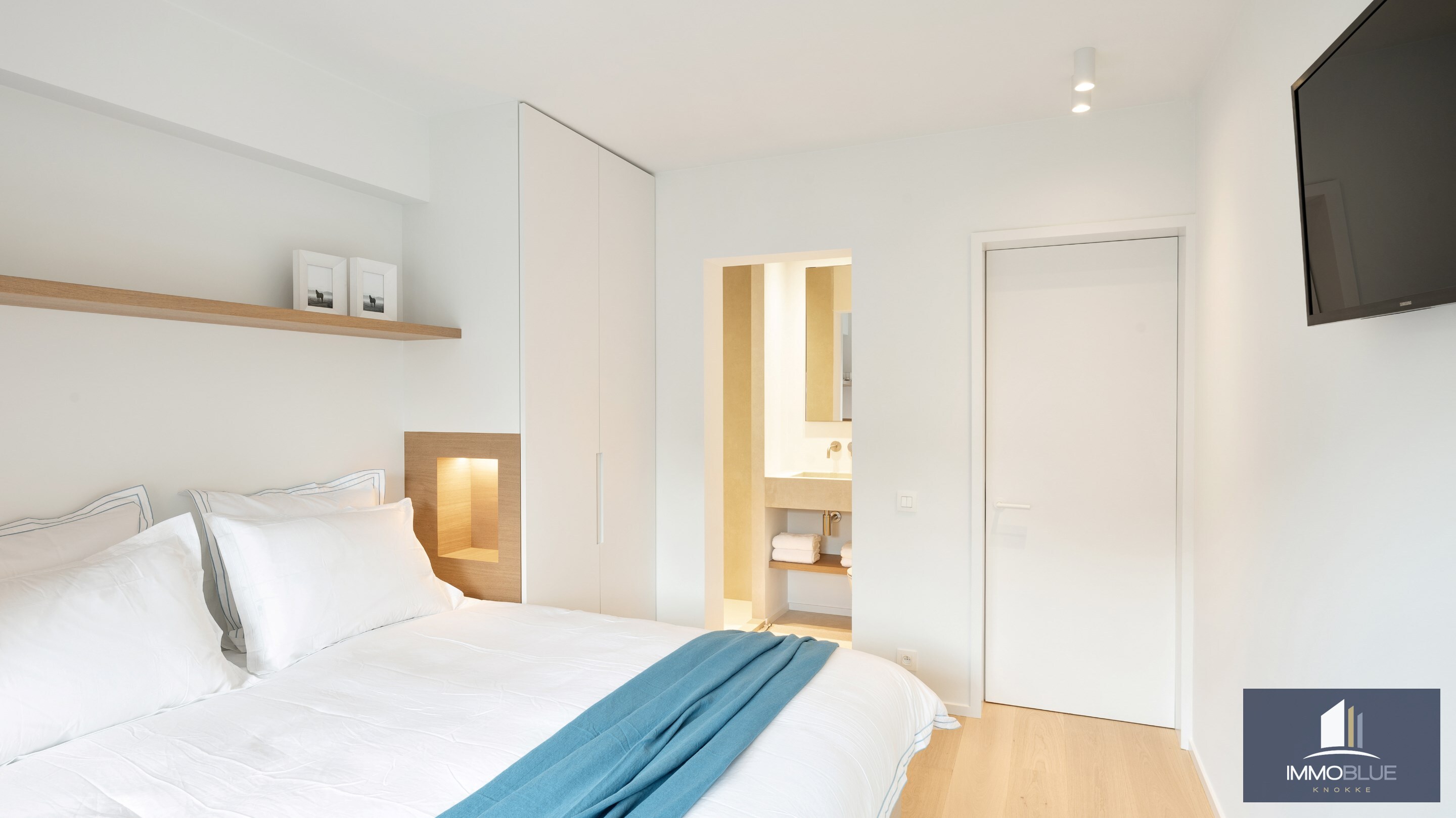Centraal gelegen, volledig gerenoveerd appartement met drie slaapkamers. 