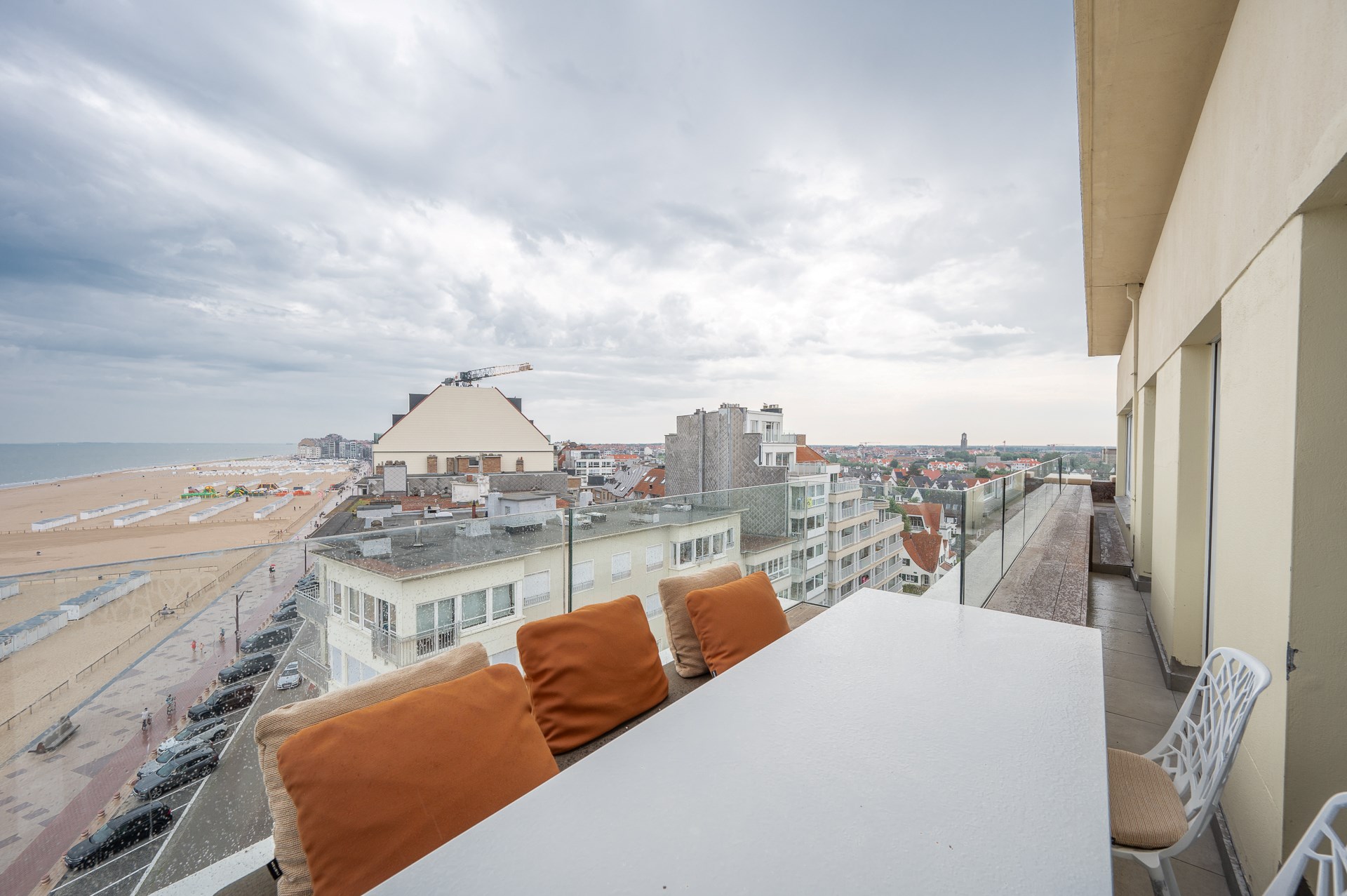 Luxe hoekappartement met panoramisch zeezicht en royale terrassen 