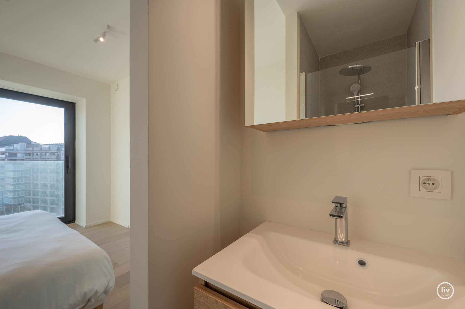 Appartement en duplex &#224; vendre dans le prestigieux et nouveau projet architectural Tour des H&#233;ros, situ&#233; sur la place des H&#233;ros &#224; Heist, avec une vue frontale sur la digue et la mer, &#224; proximit&#233; de no 