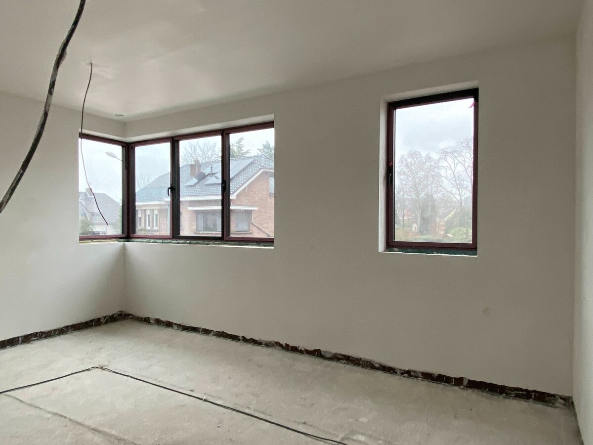 Luxueus nieuwbouw villa-appartement  van 168 m&#178; met 3 slaapkamers + ondergrondse garage en kelder in kleine residentie 