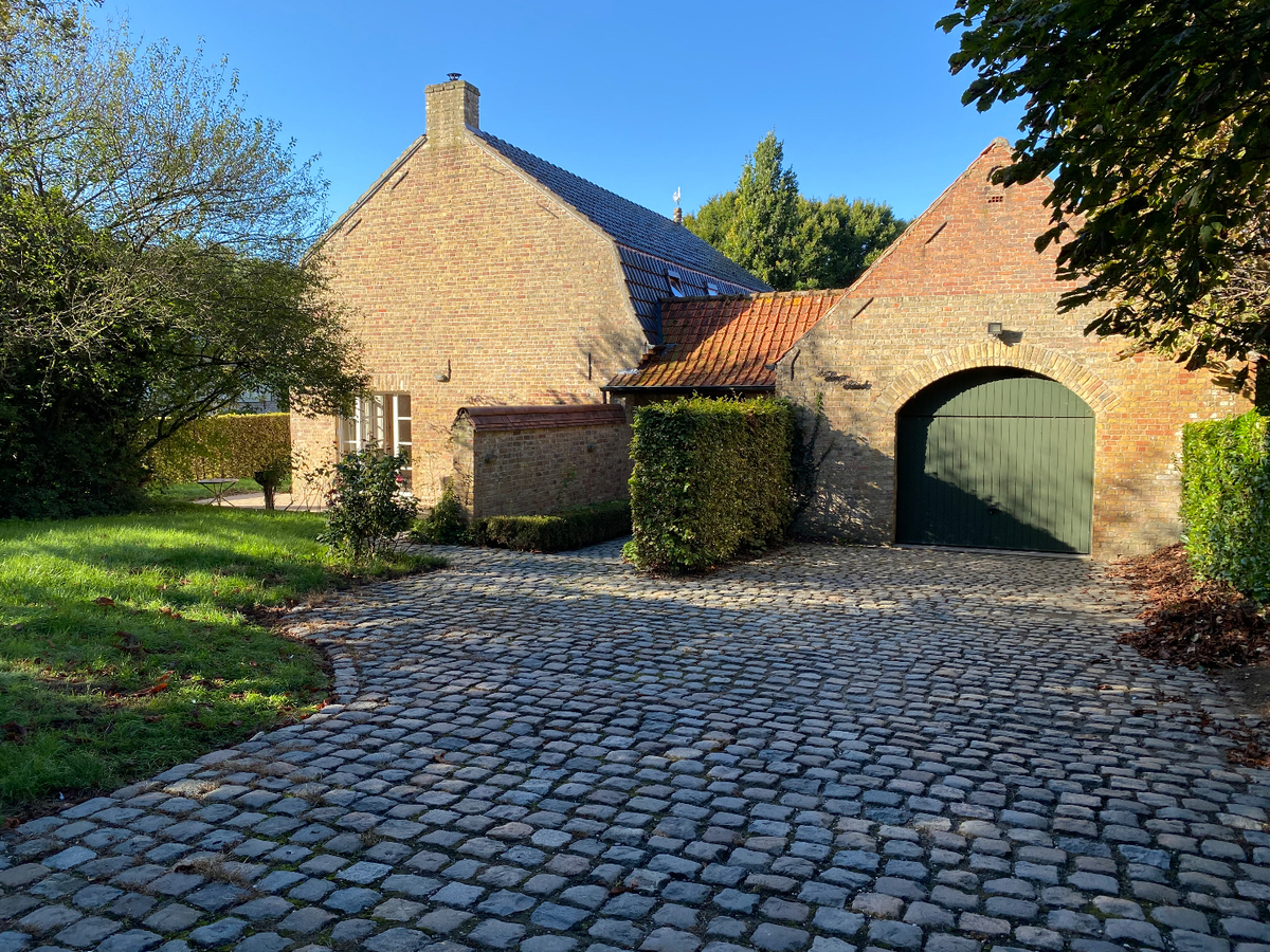 Alleenstaande woning met 4 slaapkamers en dubbele garage te Koekelare 