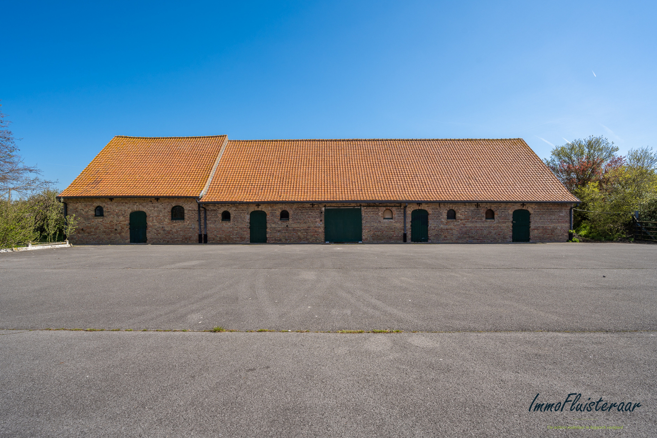 Karakteristieke hoeve met ruime bijgebouwen met tal van mogelijkheden gelegen te Lo-Reninge op 3,5ha. 