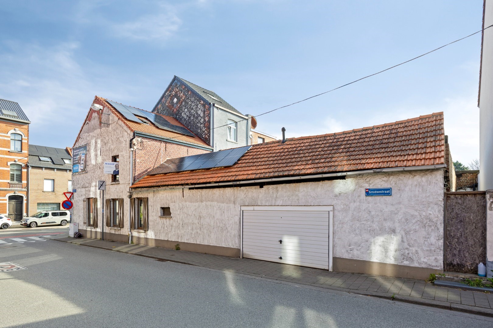 Halfopen hoekwoning met garage en dakterras op toplocatie in Kessel-Lo – renovatieproject met veel potentieel 