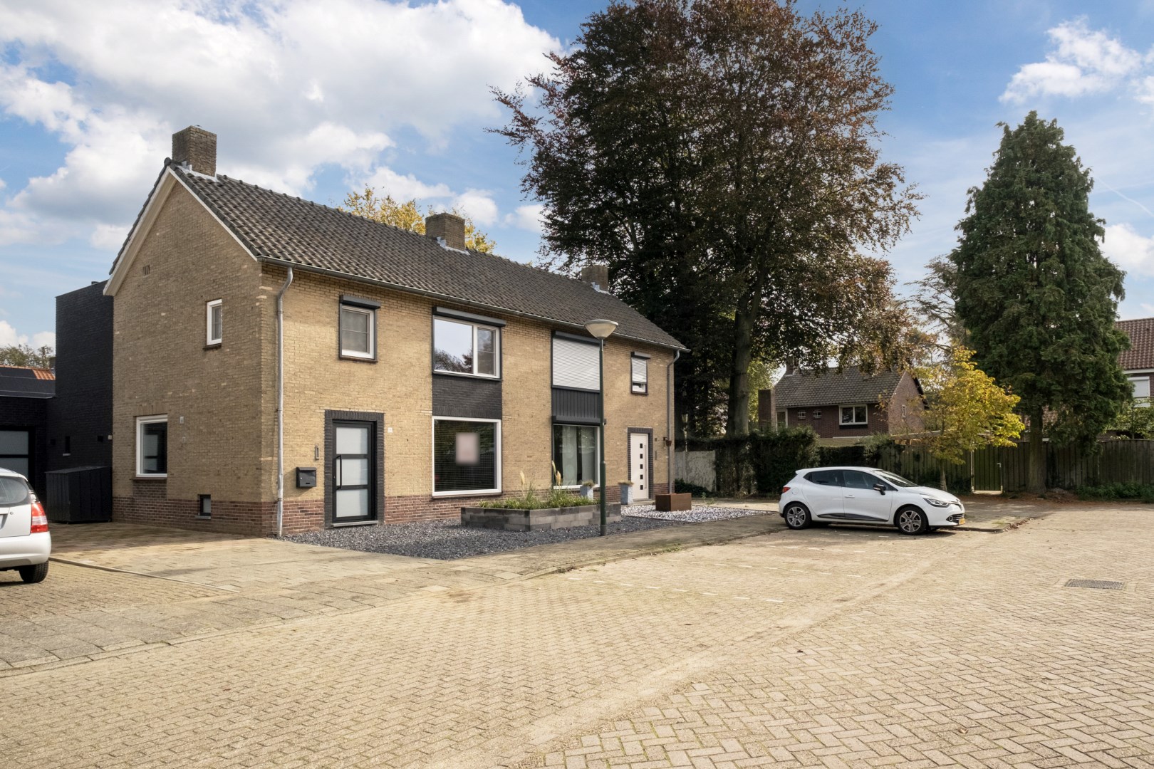 Beneden en boven uitgebouwde en modern afgewerkte tweekapper met berging en tuin gelegen aan een doodlopende straat nabij scholen en het centrum. Energielabel C. 