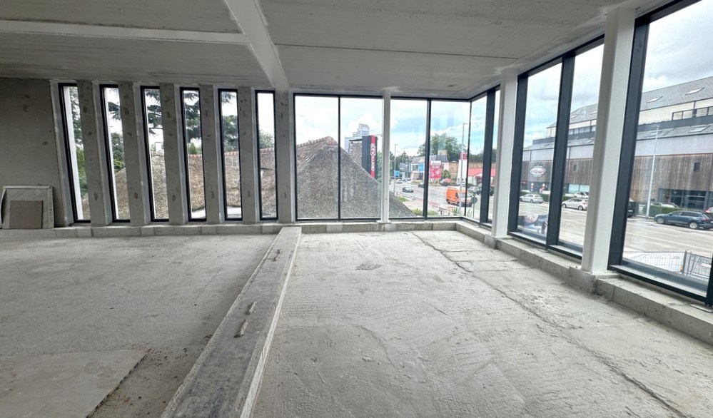 Nieuwbouw kantoorgebouw met appartement te koop in Gent
