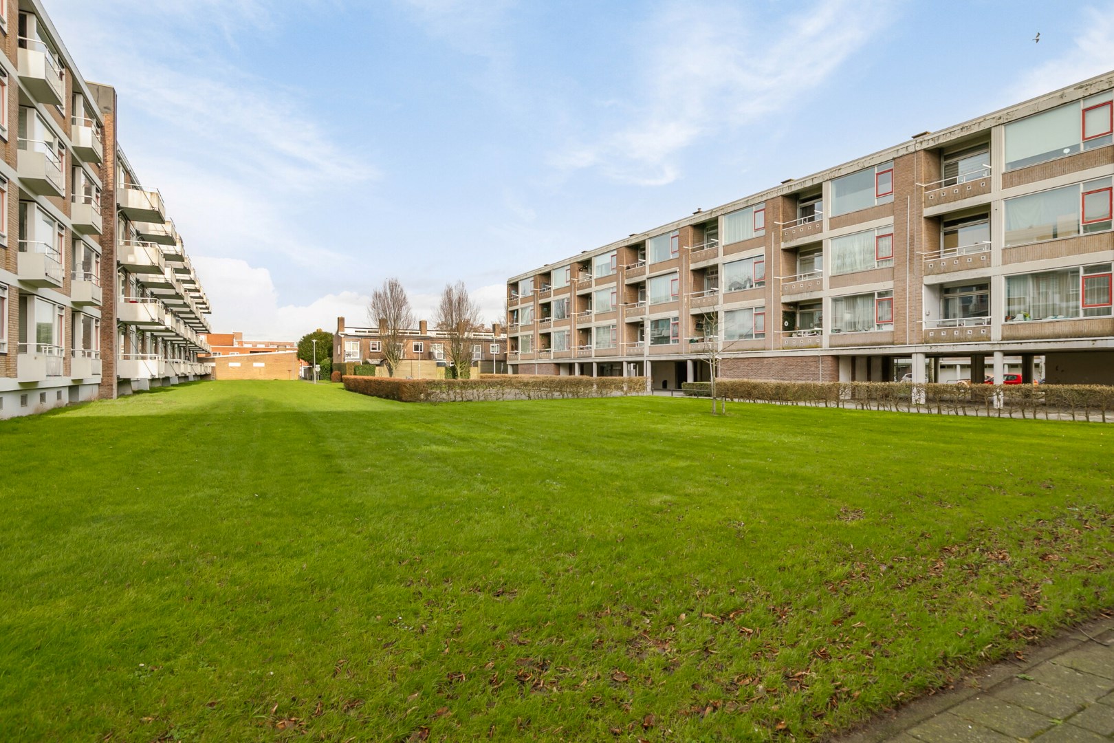 3-kamer TOP appartement met 2 balkons en berging in de onderbouw gelegen in de wijk Charlois Pendrecht. 