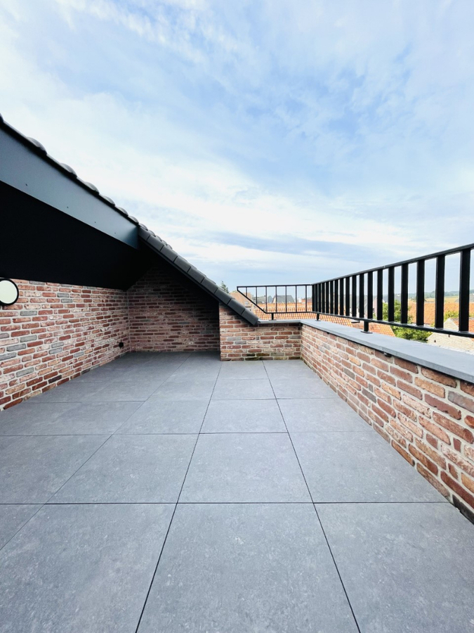 INSTAPKLAAR NIEUWBOUW DAKAPPARTEMENT MET TERRAS EN CARPORT 