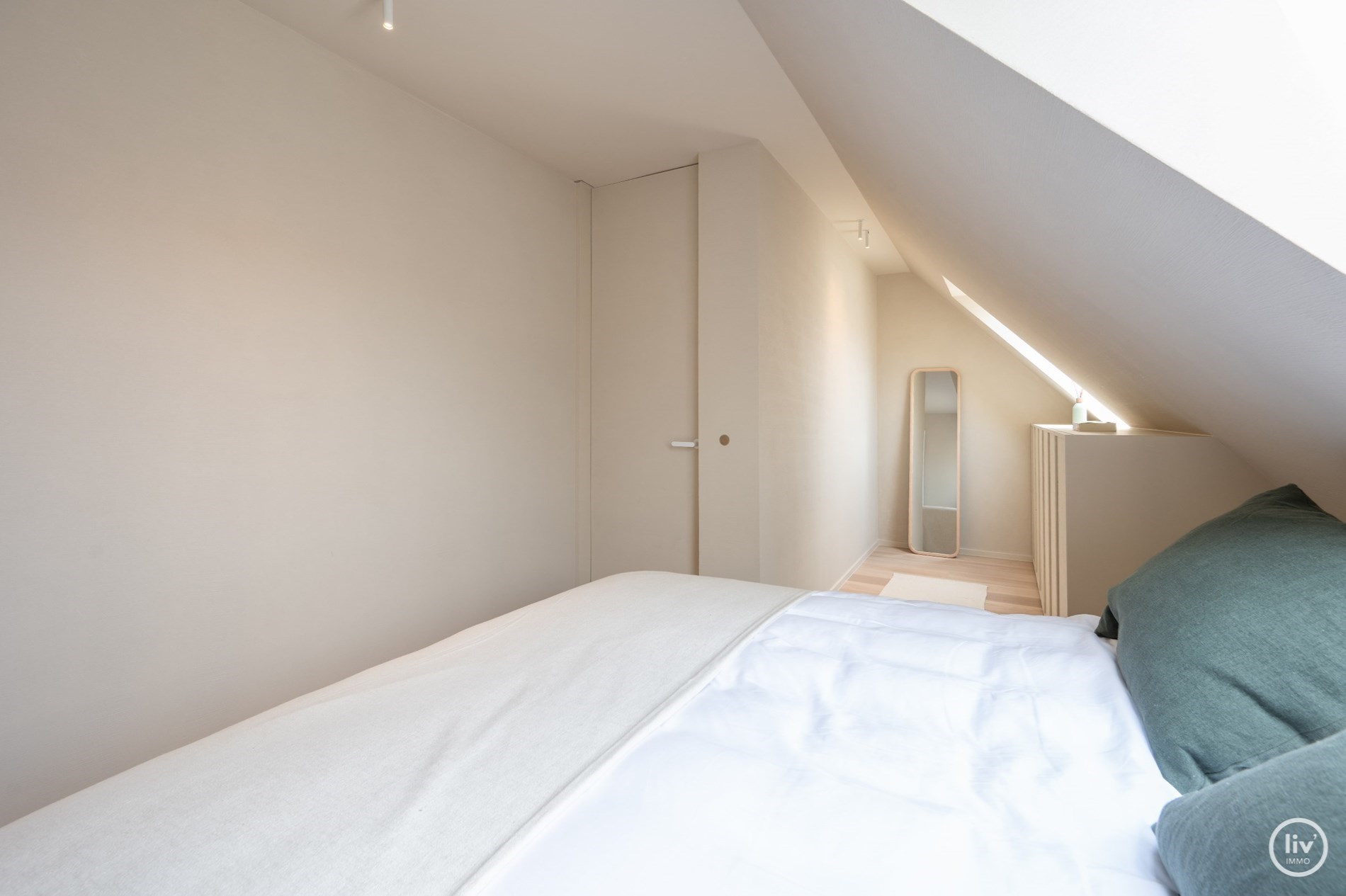 Appartement en duplex de 3 chambres r&#233;nov&#233; de mani&#232;re unique avec 2 grandes terrasses ensoleill&#233;es, situ&#233; &#224; distance de marche de la digue Albertstrand. 