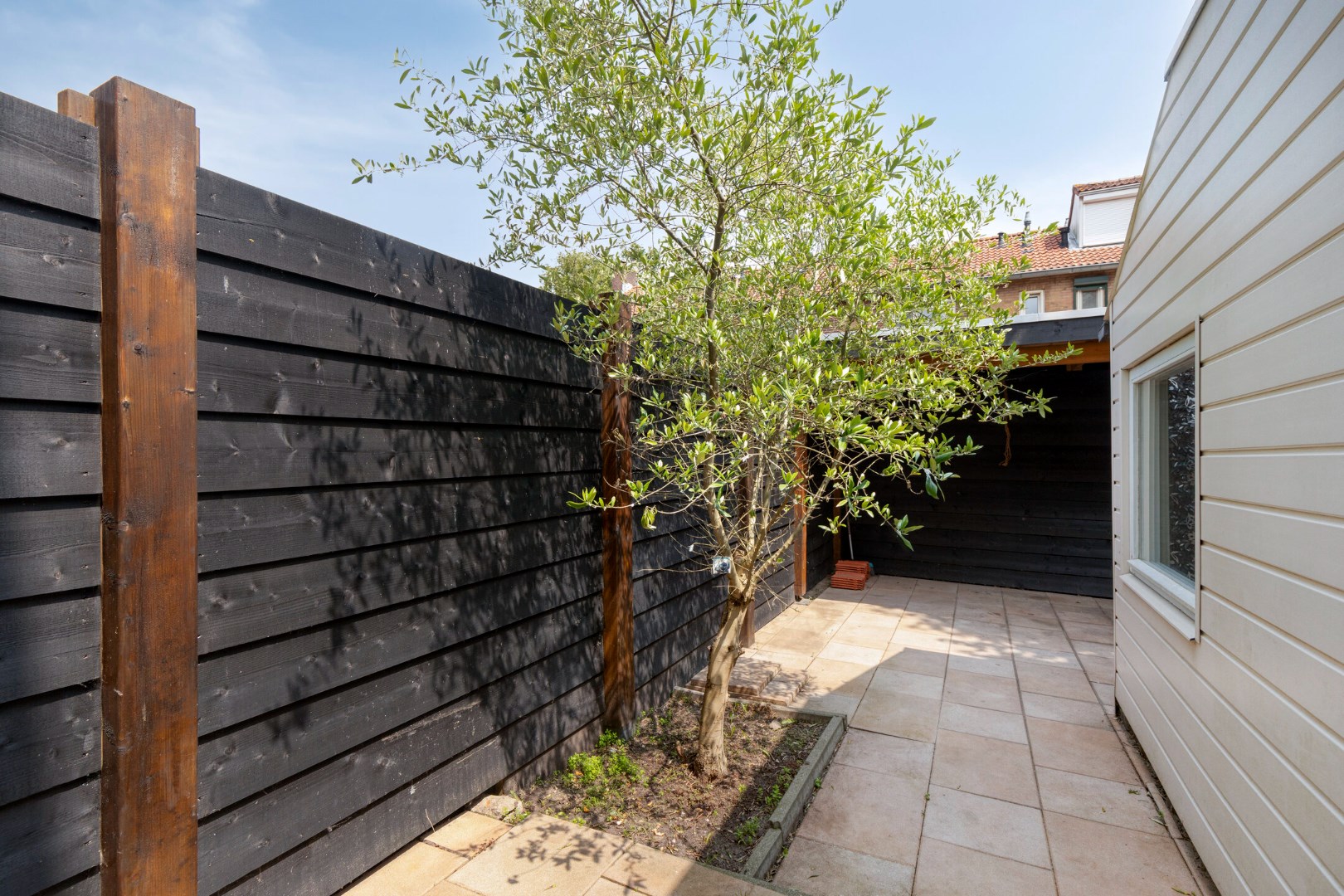 Charmante en knusse uitgebouwde jaren &#39;30 woning met tuin met kunststof kozijnen en gelegen op eigen grond! 