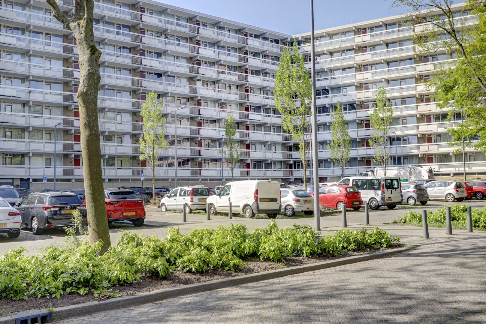 Licht 3 (voorheen 4) kamer appartement op de vijfde verdieping met woningbreed balkon! 