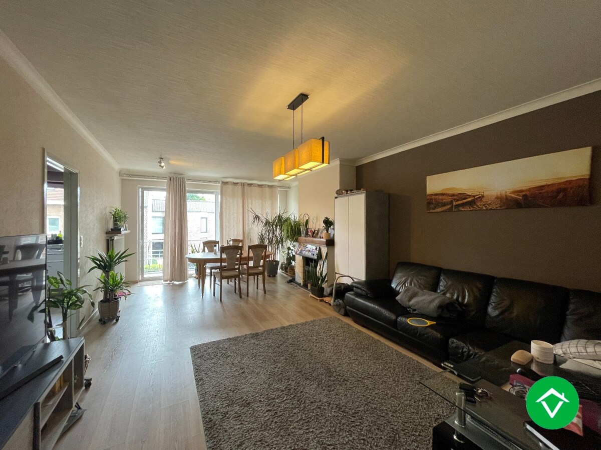 Centraal gelegen appartement met 2 slaapkamers en garage te Roeselare 
