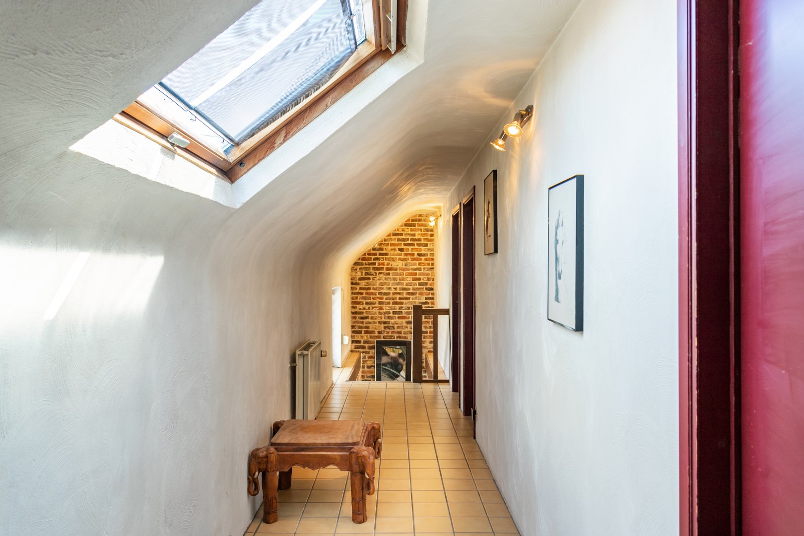 Ruime kangoeroewoning met 6 slpks, 2bdks, 2 garages en tuin te Oetingen 