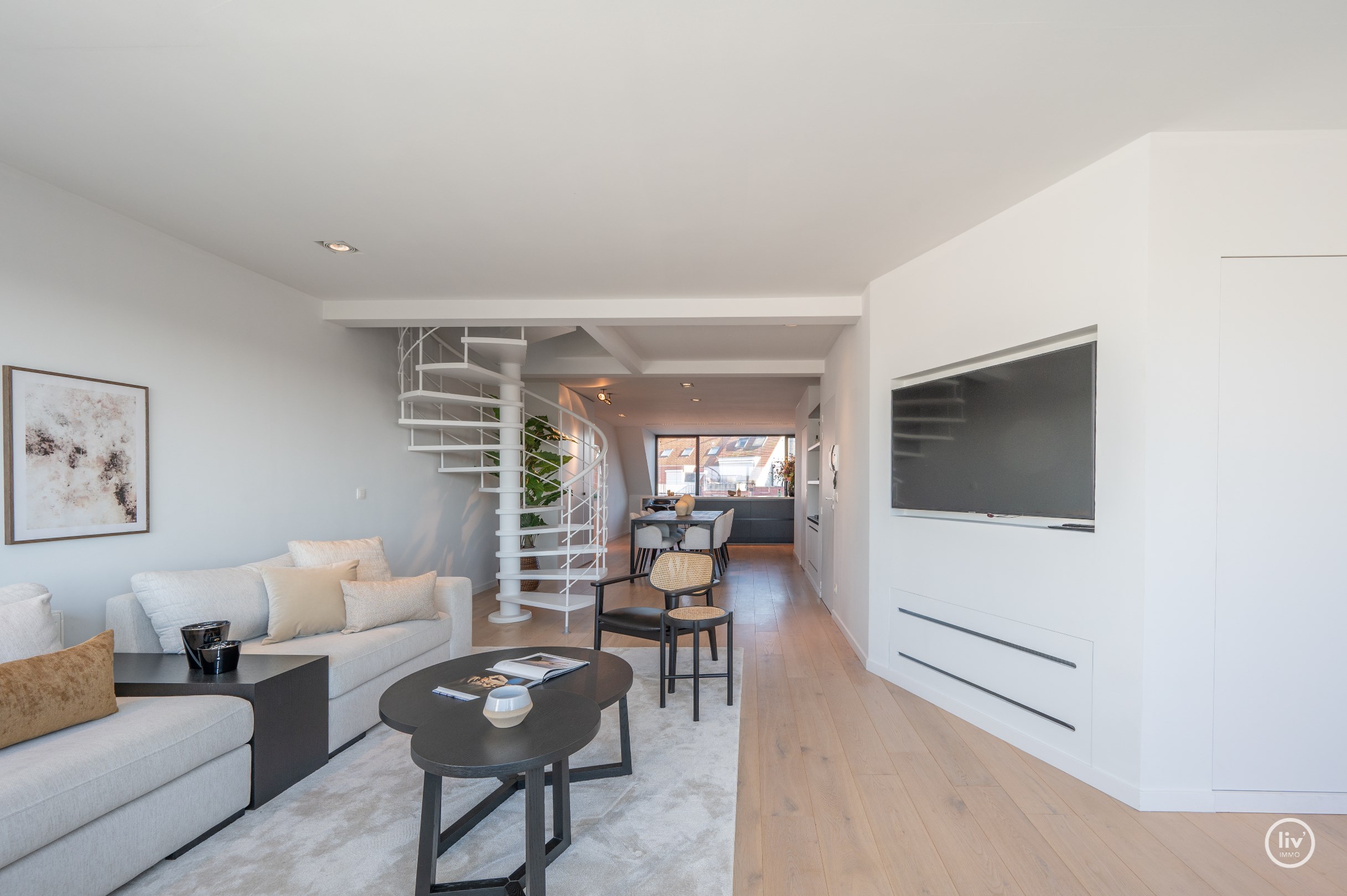 Magnifique appartement en duplex r&#233;nov&#233; avec de magnifiques vues d&#233;gag&#233;es et des terrasses &#224; proximit&#233; de la place Rubens et de la digue &#224; Knokke. 