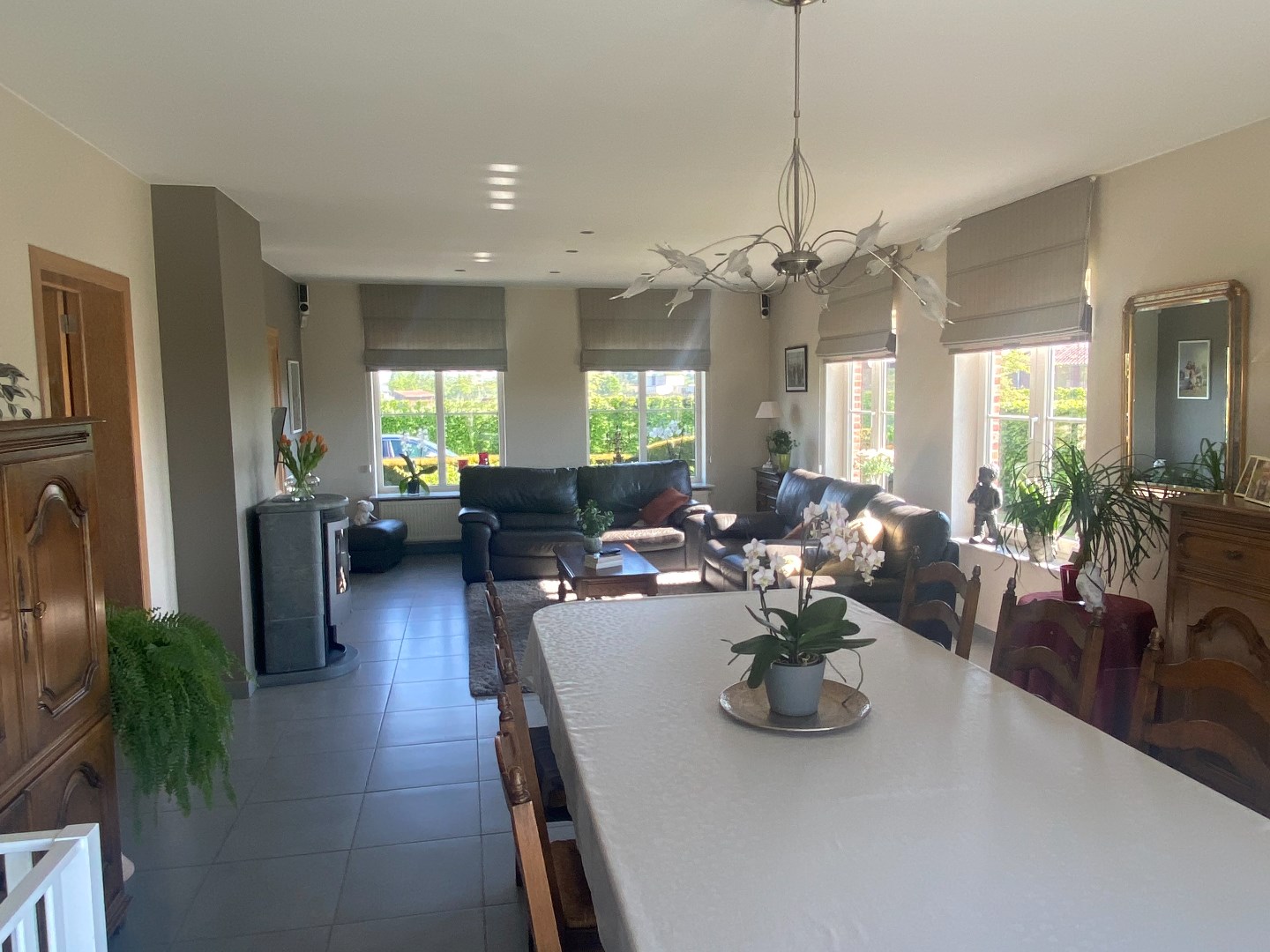 Stijlvolle villa op rustige toplocatie nabij centrum Waregem met opslagruimte. 