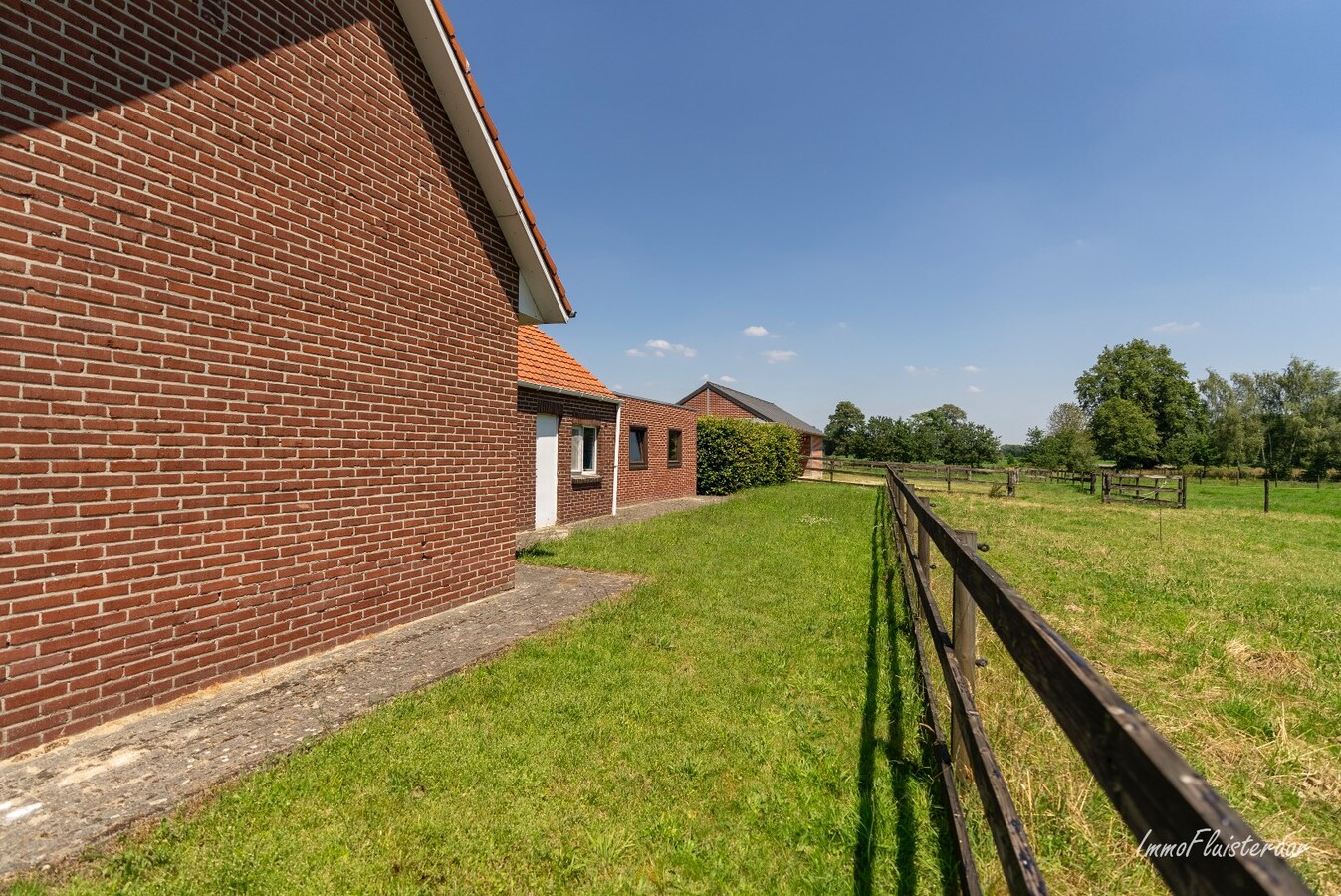 Charmante woning met paardenstallen op ca. 80 are te Peer 